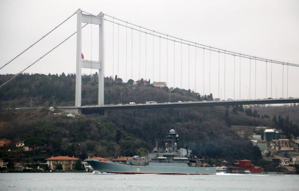 Rus askeri gemisi Karadeniz'e geçerken, silahlı asker güvertede nöbet tuttu