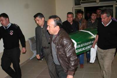Mersin'de fabrika yatakhanesi yandı: 3 ölü (3)