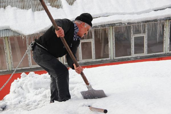 30 yıldır, çatılarda biriken karları temizliyor