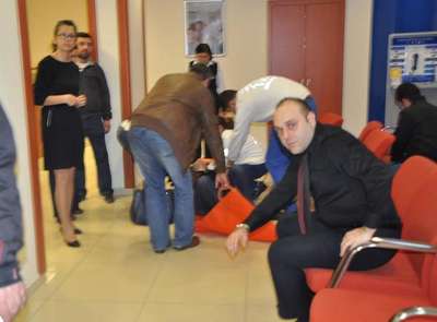 Güvenlik görevlisinin silahıyla bankadan 400 bin liralık soygun