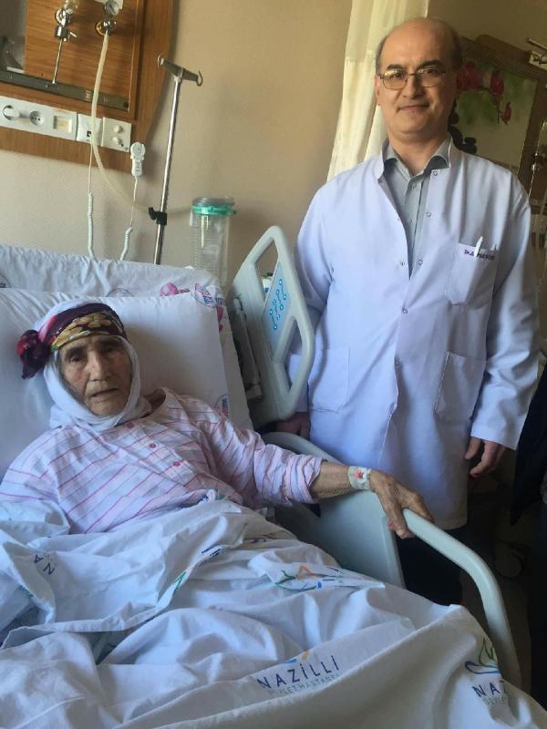 106 yaşındaki Ayşe Nine'ye kalça protezi takıldı