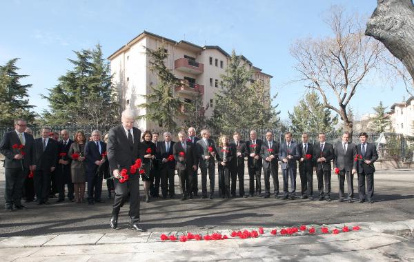 Bazı ülkelerin Ankara büyükelçileri, saldırının gerçekleştiği alana karanfil bıraktı