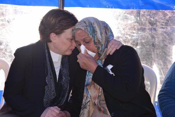 Bakan Sarı, şehit annesiyle ağladı
