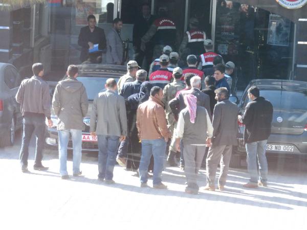 Akçakale'de ahırda 4 tabanca ve tüfek ele geçti: 4 gözaltı