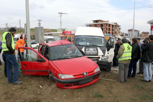 Otomobil ile yolcu minibüsü çarpıştı: 7 yaralı