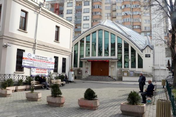 Cami avlusunda elektrikli fünye bulundu