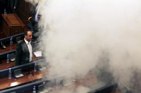 Kosova’da Meclis oturumunda muhalefet  gaz kullandı