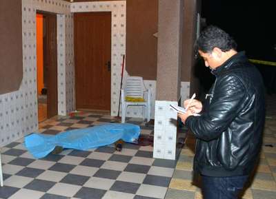 Evine girmek isteyen tabancalı adamı öldürdü