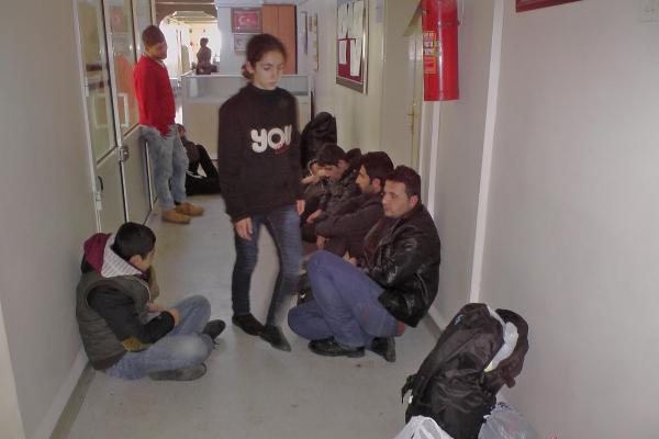 İki minibüste 40 Suriyeli kaçak yakalandı, 2 sürücü tutuklandı