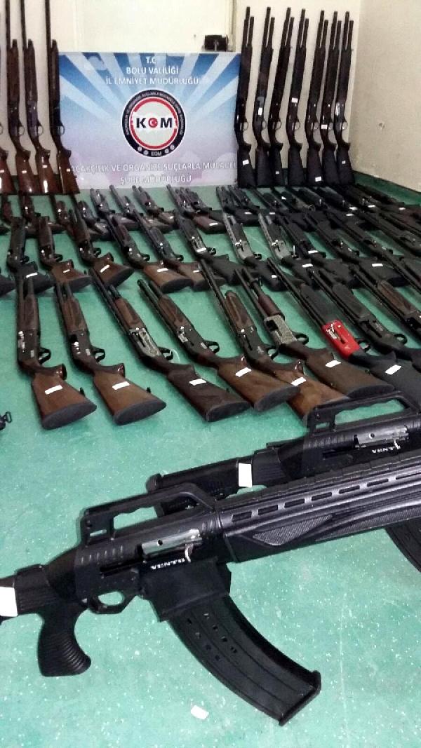 TEM'de durdurulan minibüste 115 silah ele geçirildi