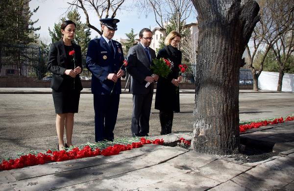 ABD Büyükelçisi Bass, Ankara saldırısının gerçekleştiği alana karanfil bıraktı