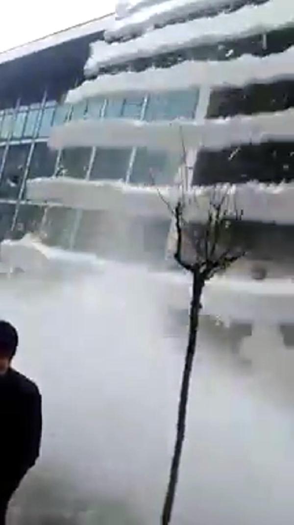 Çatıdaki kar kütlesi taksinin üzerine düştü, sürücü yaralandı
