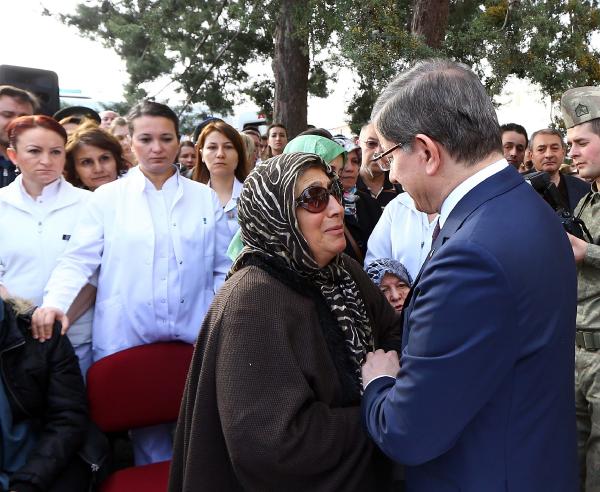 Başbakan Davutoğlu saldırının gerçekleştirildiği alana 28 karanfil bırakıp dua etti