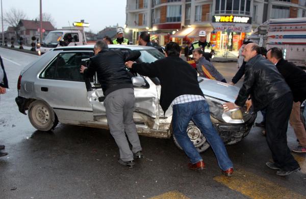 Bolu'da otomobil ve kamyonet çarpıştı: 1