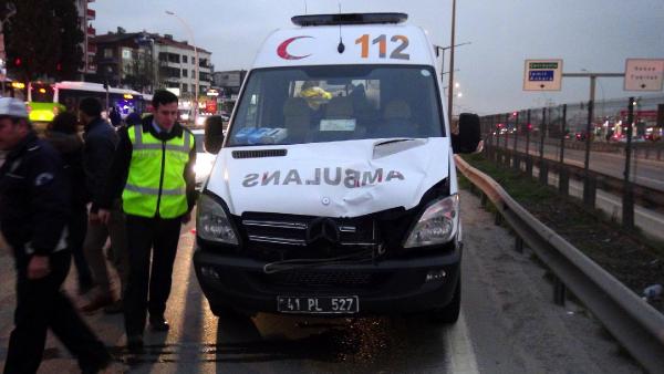 Bariyerlerin üstünden atlayan kadına ambulans çarptı