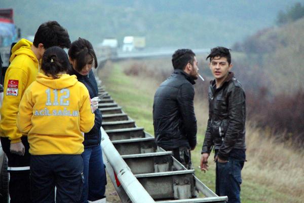 TEM kenarında uyuyan 2 kardeş evlerine götürüldü