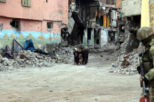 Diyarbakır Valiliği: Sur'dan 6 kişi tahliye edildi, teröristlere 'teslim olun' anonsları yapılıyor