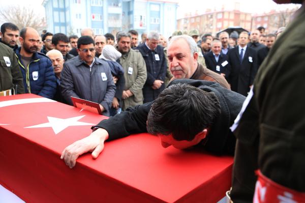 Van şehidine ağladı