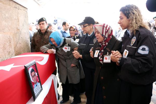 Kahramanmaraş'ta şehit özel harekat polisi gözyaşlarıyla uğurlandı