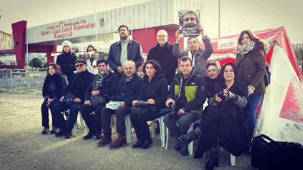 Bursalı gazeteciler "Umut Nöbeti" tuttu