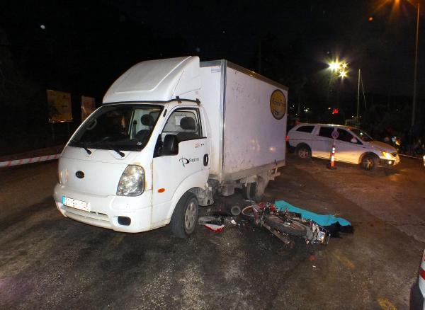 Motosiklet kamyonete çarptı: 1 ölü, 1 yaralı