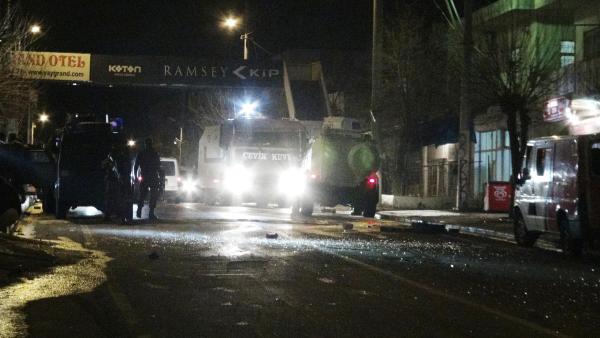 PKK'lılar yola döşedikleri bombayı polis aracının geçişi sırasında patlattı: 1 çocuk yaralı