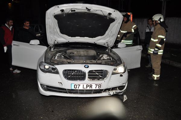 Lüks otomobil park halindeki vince çarptı: 2 ölü
