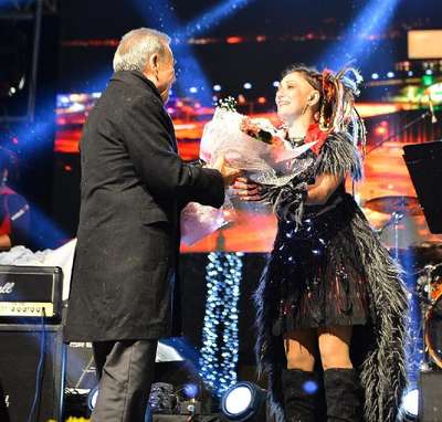 İZMİRLİLER YENİ YILA ÖZLEM TEKİN KONSERİ İLE GİRDİ