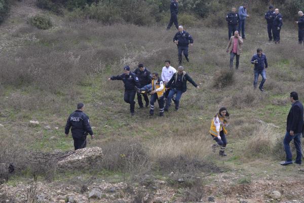 Cezaevi firarisi, polislerin önünde intihara kalkıştı