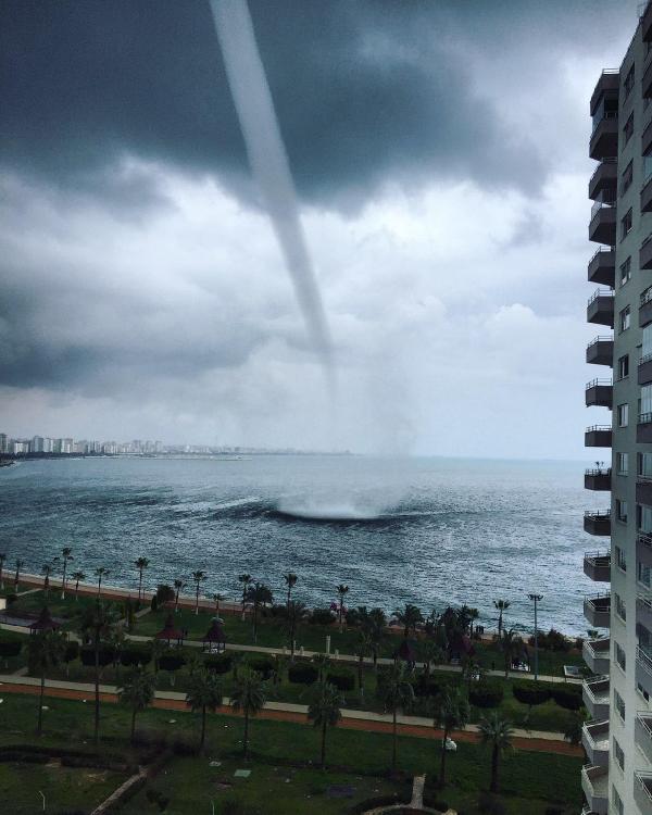 Mersin'de denizde çıkan hortum korkuttu