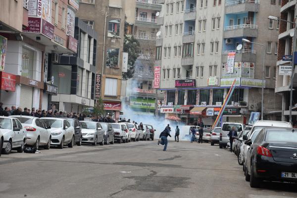 Diyarbakır'da izinsiz yürüyüşe polis müdahalesi