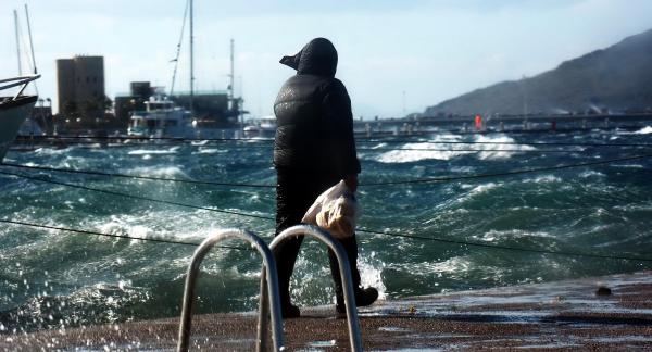 Bodrum'da fırtına hayatı olumsuz etkiledi