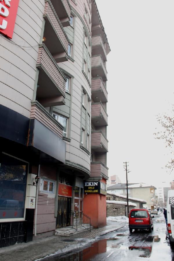Başına buz sarkıtı düşen öğretmen hastanelik oldu