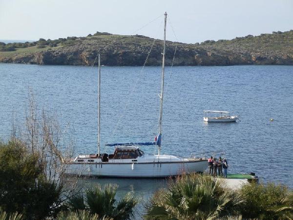 Foça koylarındaki şüpheli teknelere el konuldu