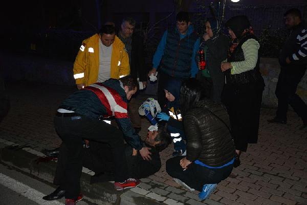 Aydınlatma direğine çarpan otomobilin sürücüsü yaralandı