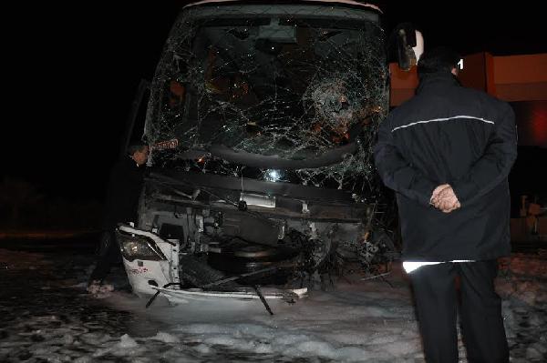 Aynı gişeye girmeye çalışan 2 otobüs çarpıştı: 1 ölü 29 yaralı
