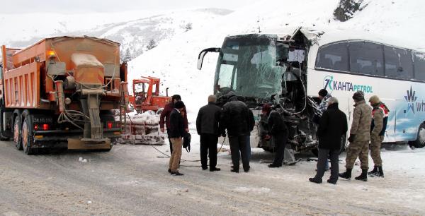 Yolcu otobüsü, greydere çarptı: 23 yaralı