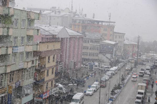 Hakkari'de güneşli günlerin ardından kar yağışı
