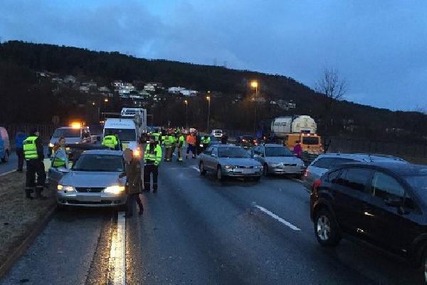Norveç’te 60 araç birbirine girdi