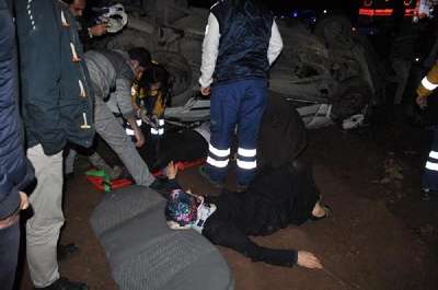Takla atan otomobilde, 8 kişi yaralı kurtuldu