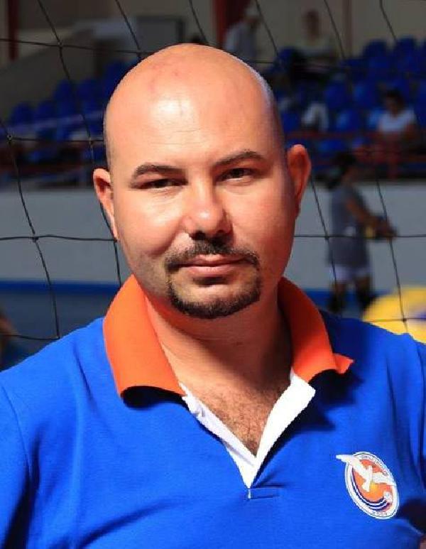 Spor salonu mültecilere tahsis edildi, amatör sporcular kumsalda çalıştı