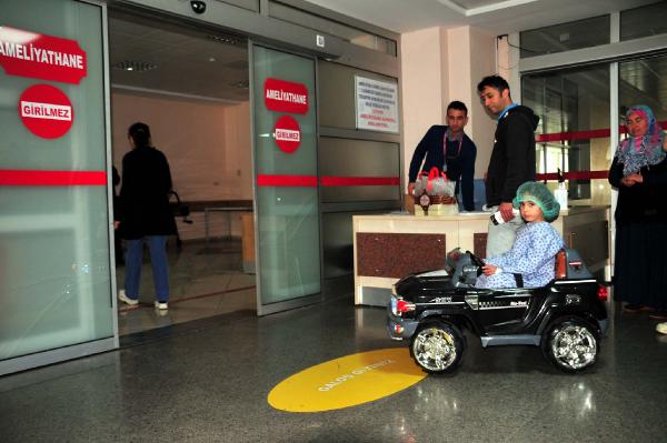 Ameliyathaneye oyuncak arabayla gidiyorlar