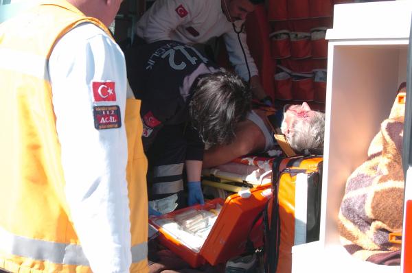 Başından düşen şapkayı almak isteyen motosiklet sürücüsü kazada yaralandı