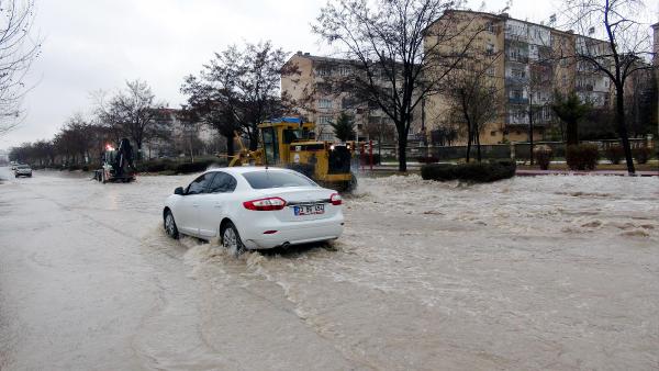 Elazığ'da sağanak yağmur hayatı felçetti