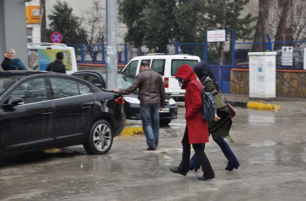 İslahiye'de yağmur ve dolu hayatı olumsuz etkiledi