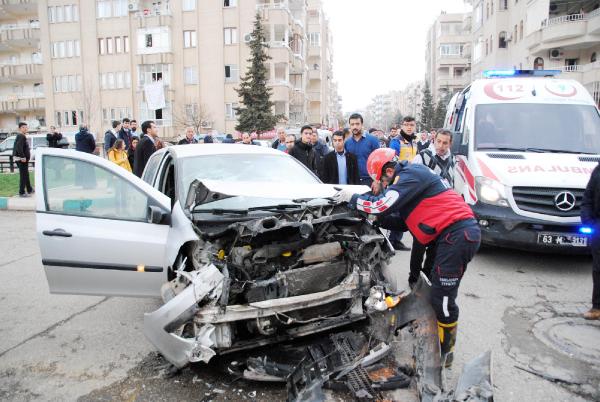 Otomobilde sıkışan sürücüyü itfaiye ekipleri kurtardı