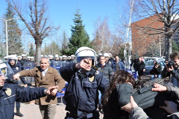 Eskişehir'de afiş asan öğrencilere polisten gazlı müdahale