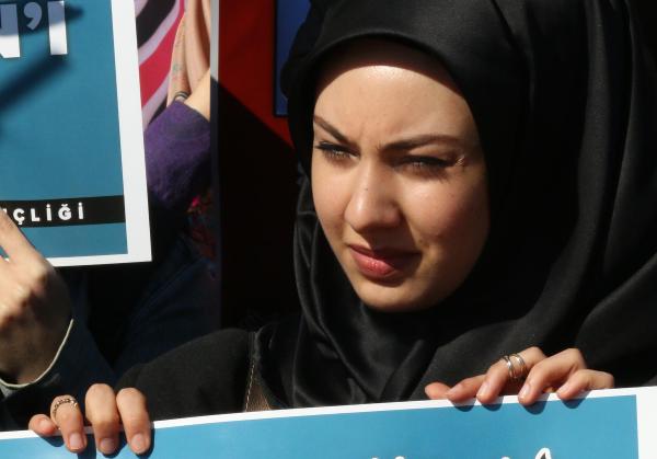 Özgür-Der üyesi grup, Suriye rejimini protesto etti
