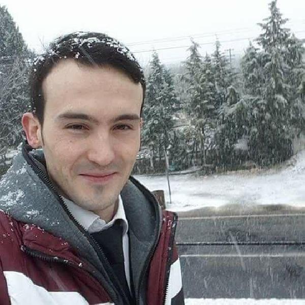 Evinde kendini astı