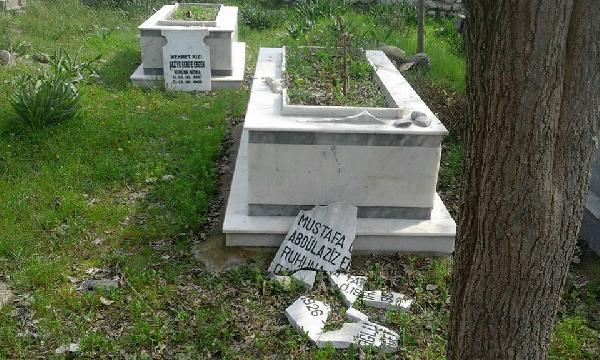 Psikolojik sorunları bir kişi şehit mezarlarını tahrip edip Türk bayrağını yaktı